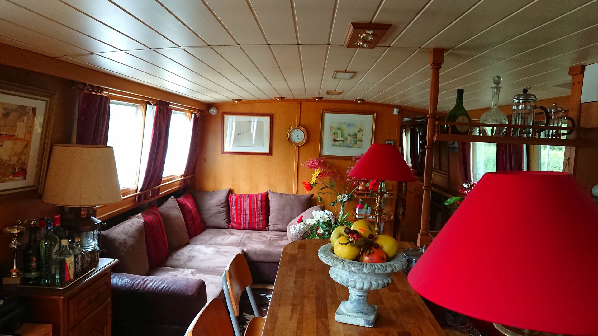 barge Beatrice lounge